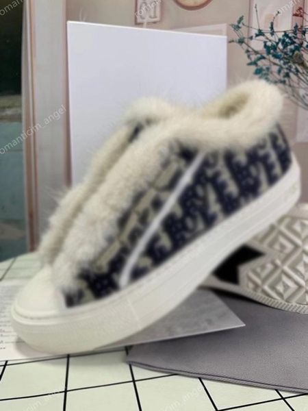 2021 new fashion catwalk ladies thick-soled warm plush casual shoes, low-black and white two-color skateboard men's outdoor casual, Black;red
2021 new fashion catwalk ladies thick-soled warm plush casual shoes, low-black and white two-color skateboard men's outdoor casual, Black;red
