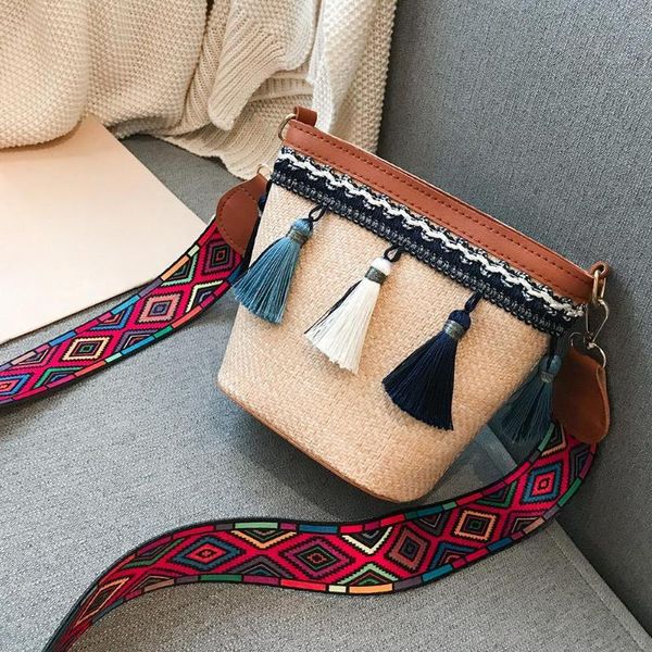 мода соломы сумка кисточкой этнические crossbody сумка симпатичные лето соломы плетение широкий плеча богемной пляж bolsas feminina
мода соломы сумка кисточкой этнические crossbody сумка симпатичные лето соломы плетение широкий плеча богемной пляж bolsas feminina