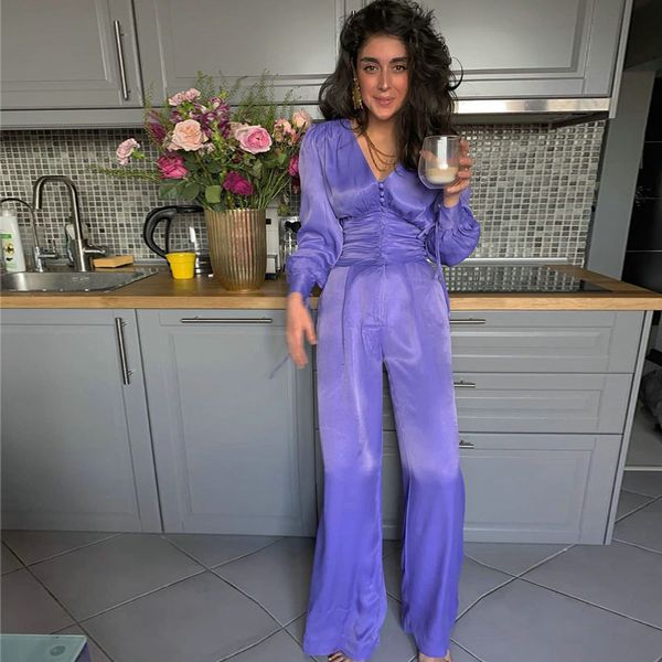 autumn and winter 2021 shirt flared pants bright silk button pleated v-neck two piece women's suit
autumn and winter 2021 shirt flared pants bright silk button pleated v-neck two piece women's suit