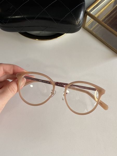 2021 new classic fashion small round frame temperament trendy glasses 2133 ladies' glasses the same size for men and women 53*21*140cm
2021 new classic fashion small round frame temperament trendy glasses 2133 ladies' glasses the same size for men and women 53*21*140cm