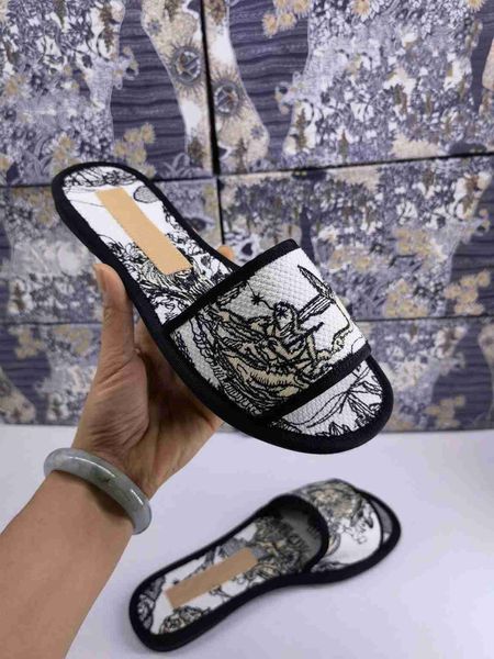 luxury designer designs slippers for casual flat sandals with classic style slippers and floral decorative home shoes n2g, Black
luxury designer designs slippers for casual flat sandals with classic style slippers and floral decorative home shoes n2g, Black