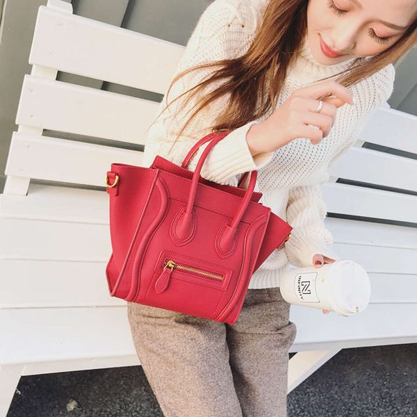 luxurys designers fashion smile face 2021 new leather handbag women's solid bag
luxurys designers fashion smile face 2021 new leather handbag women's solid bag