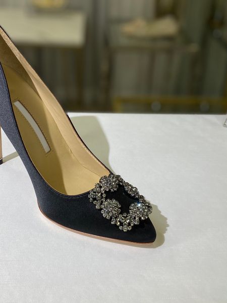 brand leather black high-heeled shoes women's new temperament rhinestone snowflake buckle french stiletto banquet luxury
brand leather black high-heeled shoes women's new temperament rhinestone snowflake buckle french stiletto banquet luxury