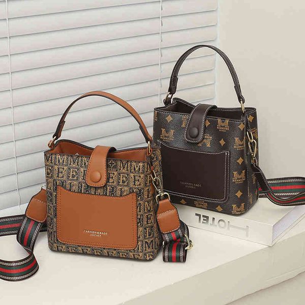 2022 factory wholesale handbag summer street trend plaid bucket women's one shoulder, Black;red
2022 factory wholesale handbag summer street trend plaid bucket women's one shoulder, Black;red