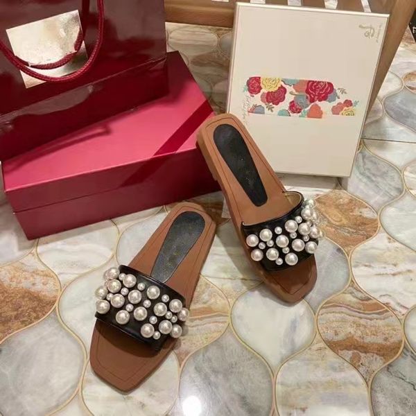 2022 high-end quality leather flat slippers simple elegant ladies pearl open-toe sandals designer lightweight non-slip flip flops luxury out, Black
2022 high-end quality leather flat slippers simple elegant ladies pearl open-toe sandals designer lightweight non-slip flip flops luxury out, Black