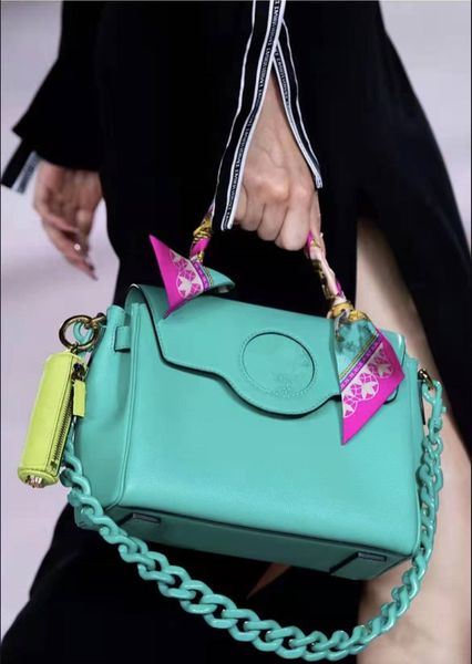 luxury ladies fashion bags high-quality one-shoulder messenger bag 2022 designer women's bag
luxury ladies fashion bags high-quality one-shoulder messenger bag 2022 designer women's bag