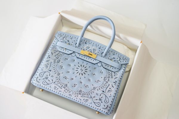factory wholesale beautiful artical embroidery blue design handbag,epsome leather,30cm,fully handmade,5colors for chosen,fast delivery
factory wholesale beautiful artical embroidery blue design handbag,epsome leather,30cm,fully handmade,5colors for chosen,fast delivery