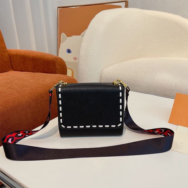 2021 luxury l wide shoulder strap shoulder bags water wave fabric twist lock designer handbag large capacity 23cm outdoor sacoche saddle bag
2021 luxury l wide shoulder strap shoulder bags water wave fabric twist lock designer handbag large capacity 23cm outdoor sacoche saddle bag