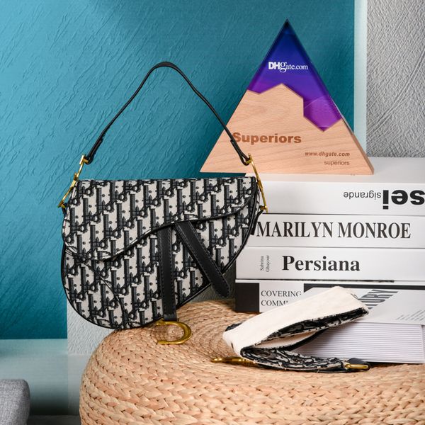 luxury designers totes saddle bag woman oblique embroidery handbags single shoulder bags ladies fashion banquet cowboy blue handbag sacoche
luxury designers totes saddle bag woman oblique embroidery handbags single shoulder bags ladies fashion banquet cowboy blue handbag sacoche