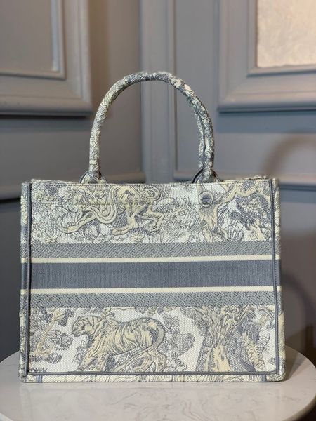 ladies' bags, high-end customized quality shopping bags, affordable, if you want to see more styles, please contact me 00055
ladies' bags, high-end customized quality shopping bags, affordable, if you want to see more styles, please contact me 00055