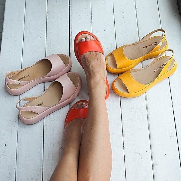 new design women shoes slippers woman pink jelly summer flip flops beach shoes female pool sandals flat platform ladies slides y200423, Black
new design women shoes slippers woman pink jelly summer flip flops beach shoes female pool sandals flat platform ladies slides y200423, Black