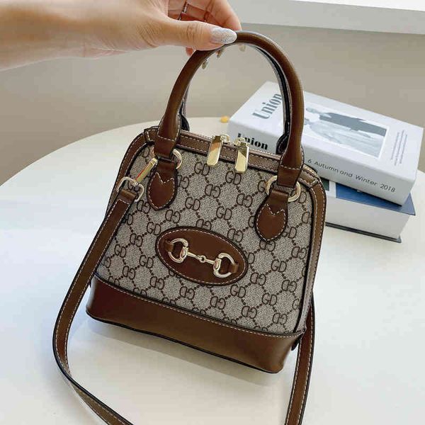 2022 new factory wholesale sense women's summer letter one shoulder style messenger shell bag
2022 new factory wholesale sense women's summer letter one shoulder style messenger shell bag