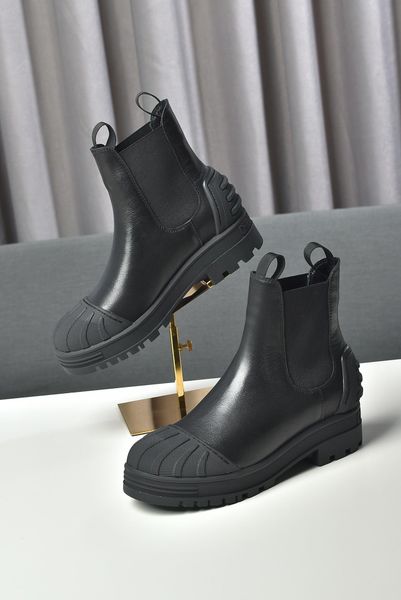 designer womens boots black leather stitching shell headgear round head low heel with box size 35-39
designer womens boots black leather stitching shell headgear round head low heel with box size 35-39