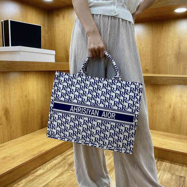 2022 latest handbag factory store autumn and winter popular printed female pearl texture canvas simple literary leisure single
2022 latest handbag factory store autumn and winter popular printed female pearl texture canvas simple literary leisure single