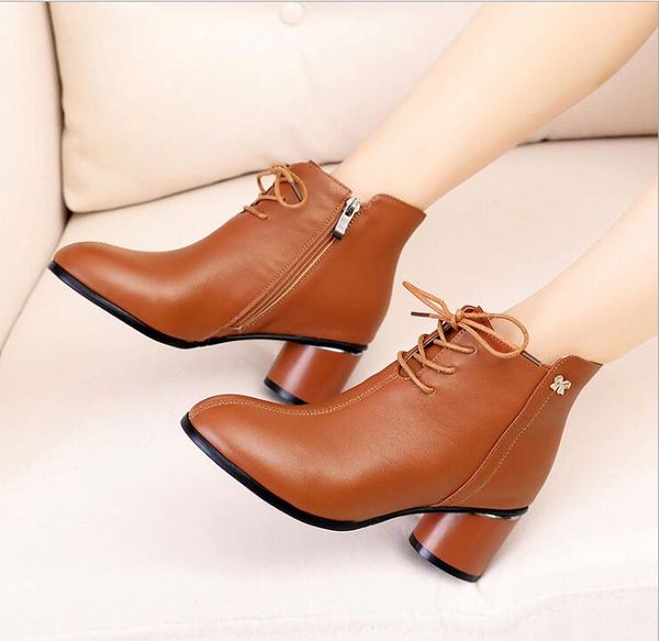 2020 autumn and winter new cowhide shoes round toe mid-heel thick heel women's short boots large size boots, Black
2020 autumn and winter new cowhide shoes round toe mid-heel thick heel women's short boots large size boots, Black