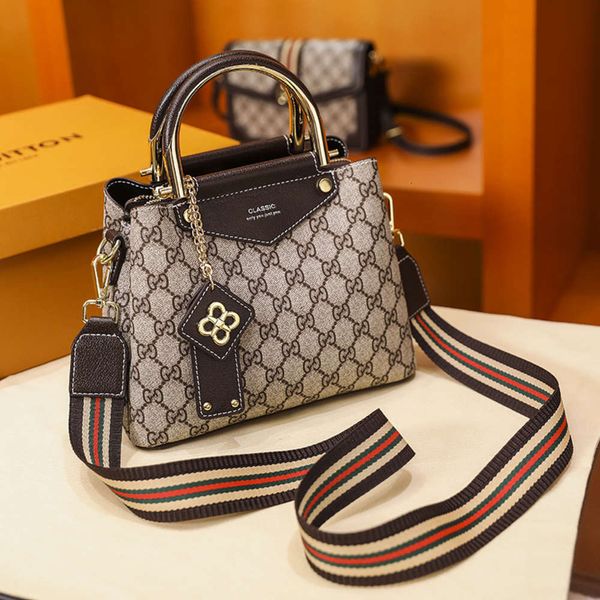 luxurys designers 2021 new fashion versatile bucket portable messenger large capacity one shoulder women's bag
luxurys designers 2021 new fashion versatile bucket portable messenger large capacity one shoulder women's bag