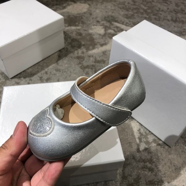 1-3 years baby girls shoes with box children princess love soft flat loafers cute kids girls leather flats sneakers, Black;grey
1-3 years baby girls shoes with box children princess love soft flat loafers cute kids girls leather flats sneakers, Black;grey