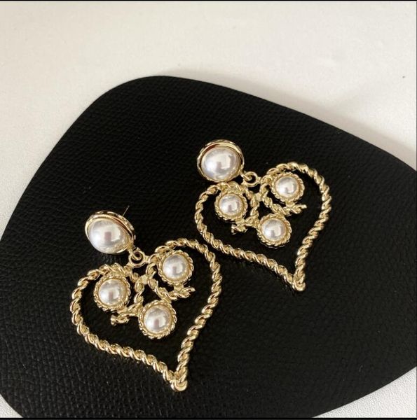 2020 the new gold hollow-out, heart-shaped woven metal chain, pearl earrings, large earrings in european and american style 503, Golden;silver
2020 the new gold hollow-out, heart-shaped woven metal chain, pearl earrings, large earrings in european and american style 503, Golden;silver