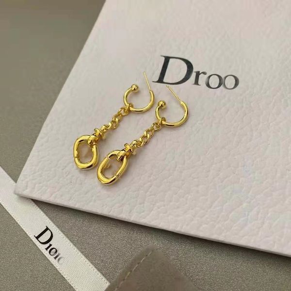 2021 cd there are stamps with luxury letter earrings and tassel chain star earrings, inlaid with bee-sized pearl earplugs. 34, Golden;silver
2021 cd there are stamps with luxury letter earrings and tassel chain star earrings, inlaid with bee-sized pearl earplugs. 34, Golden;silver