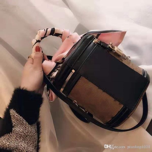 classic old flower handbag cosmetic box modeling bucket bag women's coated canvas mixed fabric (folding gift box packaging
classic old flower handbag cosmetic box modeling bucket bag women's coated canvas mixed fabric (folding gift box packaging