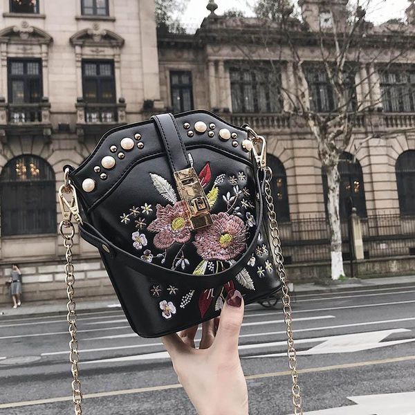 2020 new chic trend embroidery flowers bucket bag women pu leather handbags chain shoulder bag small crossbody bags pearl 19172
2020 new chic trend embroidery flowers bucket bag women pu leather handbags chain shoulder bag small crossbody bags pearl 19172