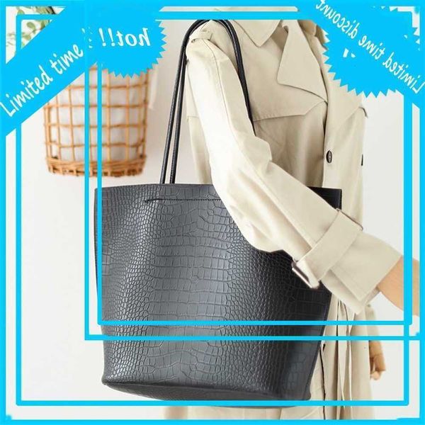 korean versatile crocodile tote simple fashion one shoulder women's leisure commuting large capacity child mother bag
korean versatile crocodile tote simple fashion one shoulder women's leisure commuting large capacity child mother bag