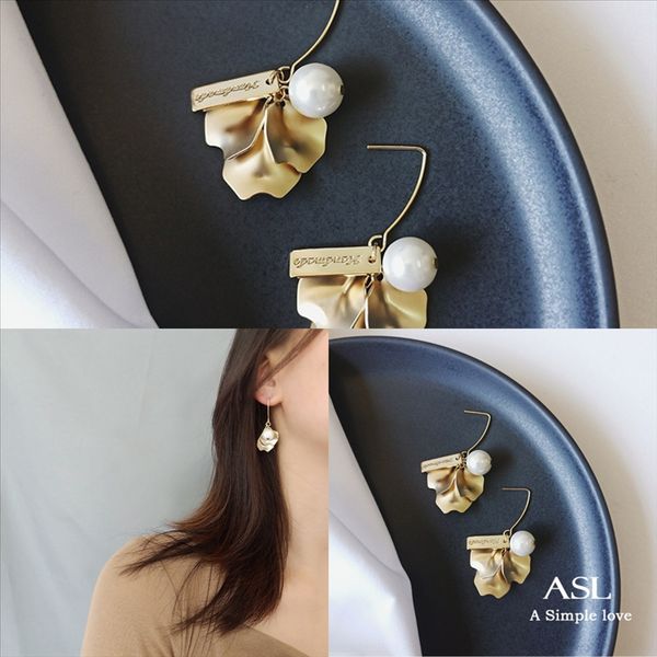 nihw hexagram earrings alloy exquisite gold exquisite color stud earrings women's hollow star diamond product earring simple silver car, Golden
nihw hexagram earrings alloy exquisite gold exquisite color stud earrings women's hollow star diamond product earring simple silver car, Golden