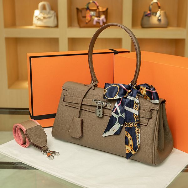 second generation real leather underarm kelly new niche design, one shoulder hand-held bag, fashionable in guangzhou
second generation real leather underarm kelly new niche design, one shoulder hand-held bag, fashionable in guangzhou