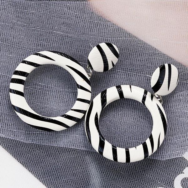 aensoa уникальный стиль корея zebra stripe pu круглые серьги для женщин мода 2020 окружностью серьга падения партии подарка ювелирных издели, Silver
aensoa уникальный стиль корея zebra stripe pu круглые серьги для женщин мода 2020 окружностью серьга падения партии подарка ювелирных издели, Silver