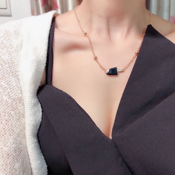 plated 18k rose gold pendant inlaid with black agate white fritillaria lady personality necklace gift necklace clavicle chain, Silver
plated 18k rose gold pendant inlaid with black agate white fritillaria lady personality necklace gift necklace clavicle chain, Silver