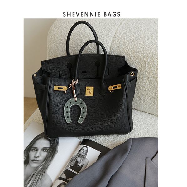 live up to the expectation of high fixed head lychee grain cowhide buckle handbag single shoulder slant bag large capacity
live up to the expectation of high fixed head lychee grain cowhide buckle handbag single shoulder slant bag large capacity