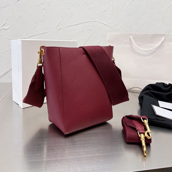 shoulder bags lady single chain designer handbags new totes purse women fashion classic cross body flap popular plain great wallets
shoulder bags lady single chain designer handbags new totes purse women fashion classic cross body flap popular plain great wallets