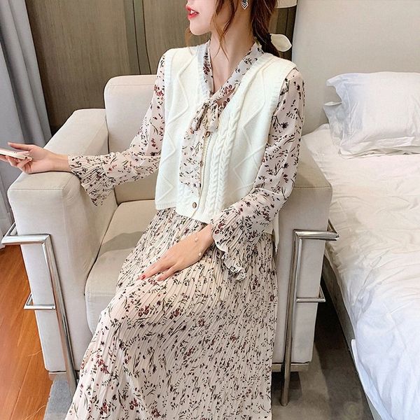 2020 new retro chiffon floral dress female long-sleeved autumn dress is thin temperament long skirt lace-up skirt + white vest #lq5m, Black;gray
2020 new retro chiffon floral dress female long-sleeved autumn dress is thin temperament long skirt lace-up skirt + white vest #lq5m, Black;gray