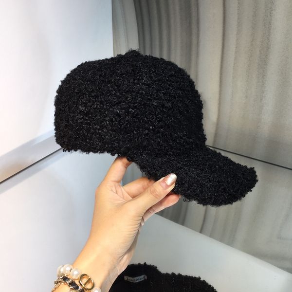 2020 new lamb fur baseball cap. high-end quality original hat breathable and comfortable inside color matching is simple and generous, Blue;gray
2020 new lamb fur baseball cap. high-end quality original hat breathable and comfortable inside color matching is simple and generous, Blue;gray