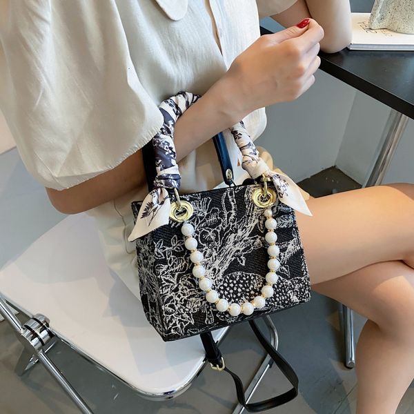 canvas bag women's 2021 new trend personalized diana pearl contrast color portable single shoulder bag messenger
canvas bag women's 2021 new trend personalized diana pearl contrast color portable single shoulder bag messenger