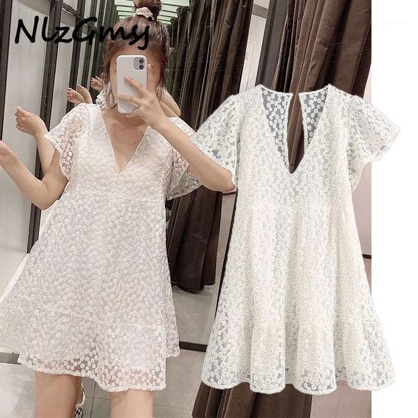 nlzgmsj fashion women floral embroidery playsuit v neck backless short sleeve buttons female beach playsuit1, Black;white
nlzgmsj fashion women floral embroidery playsuit v neck backless short sleeve buttons female beach playsuit1, Black;white