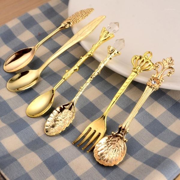 spoons 6pcs vintage fork mini royal style metal gold carved coffee fruit prikkers dessert kitchen tool teaspoon1
spoons 6pcs vintage fork mini royal style metal gold carved coffee fruit prikkers dessert kitchen tool teaspoon1