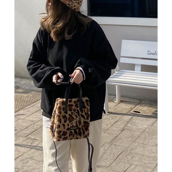 winter small pack for women's 2021 new fashion portable leopard pattern one shoulder crossbody handbag d979
winter small pack for women's 2021 new fashion portable leopard pattern one shoulder crossbody handbag d979