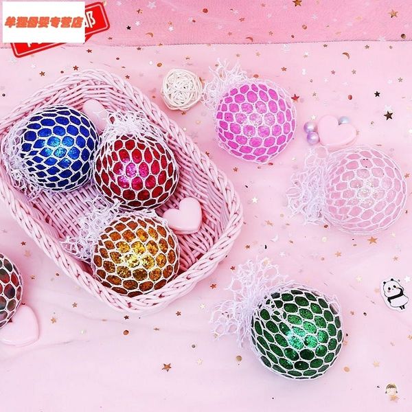 praise pressure girl's hand holding pinching nausea grape decompression children's artifact vent ball
praise pressure girl's hand holding pinching nausea grape decompression children's artifact vent ball