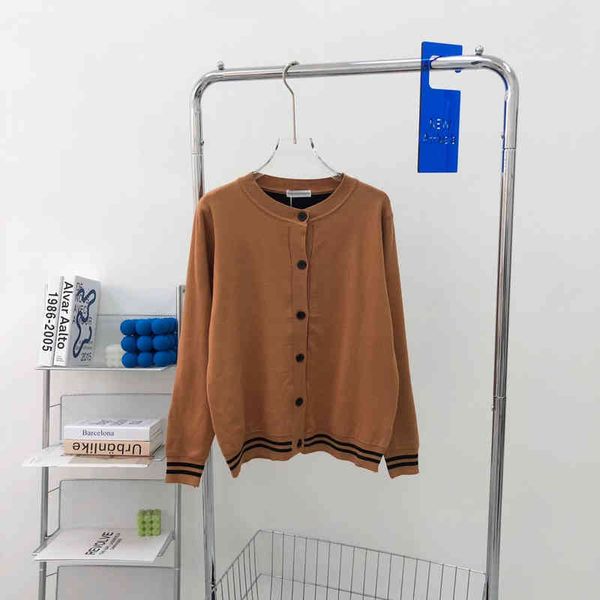 2022 factory wholesale new model letter embroidery knitted cardigan women's loose long sleeved sweater coat in autumn and winter, White;black
2022 factory wholesale new model letter embroidery knitted cardigan women's loose long sleeved sweater coat in autumn and winter, White;black