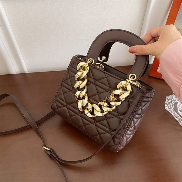 single shoulder bag women's 2021 autumn winter new thick chain portable princess bag fashion messenger small square
single shoulder bag women's 2021 autumn winter new thick chain portable princess bag fashion messenger small square