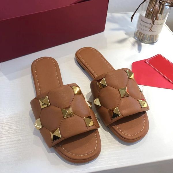 2022 vt rivets slippers ladies summer beach sandals genuine leather women slipper designer shoes classic letter with original box, Black
2022 vt rivets slippers ladies summer beach sandals genuine leather women slipper designer shoes classic letter with original box, Black