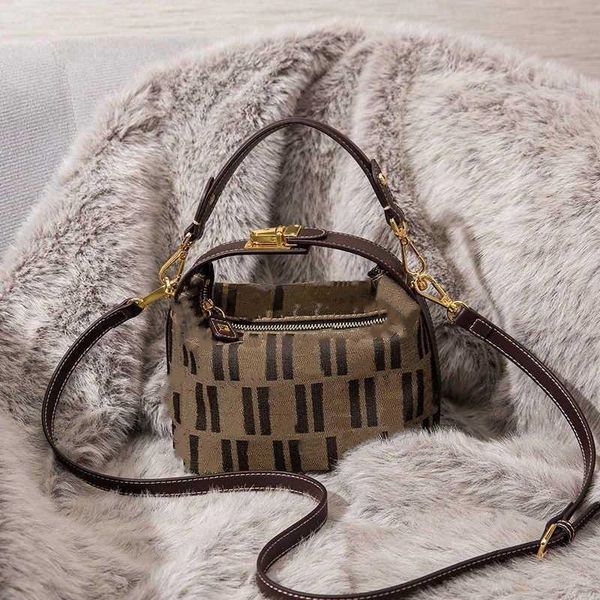 small bag new fashion leisure mini portable lunch box single shoulder diagonal span 
small bag new fashion leisure mini portable lunch box single shoulder diagonal span