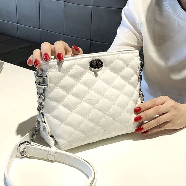 luxurys designers autumn korean version of new single shoulder slung pu women's bag personalized rhombic chain fragrance fashion versat
luxurys designers autumn korean version of new single shoulder slung pu women's bag personalized rhombic chain fragrance fashion versat