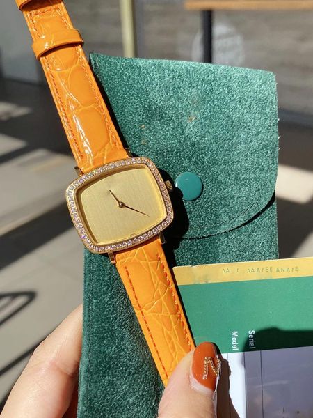 2021 new female watches fashion luxury quartz watches ladies gift casual watch dress elegant watch waterproof design watch, Slivery;brown
2021 new female watches fashion luxury quartz watches ladies gift casual watch dress elegant watch waterproof design watch, Slivery;brown