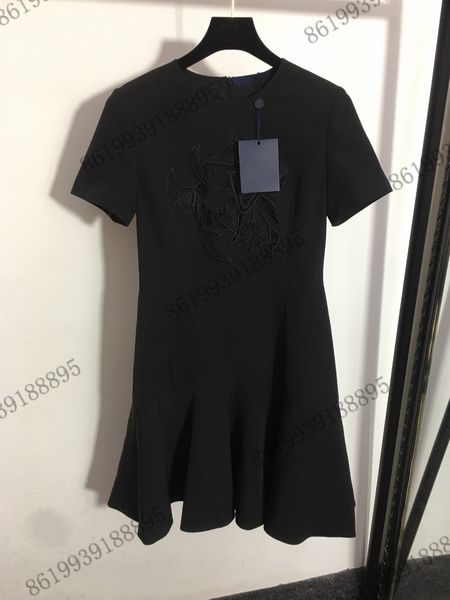 2022ss summer brand designer womens dresses mermaid skirt embroidered hollow letter flowers lotus leaf hem waist short-sleeved dress, Black;gray
2022ss summer brand designer womens dresses mermaid skirt embroidered hollow letter flowers lotus leaf hem waist short-sleeved dress, Black;gray