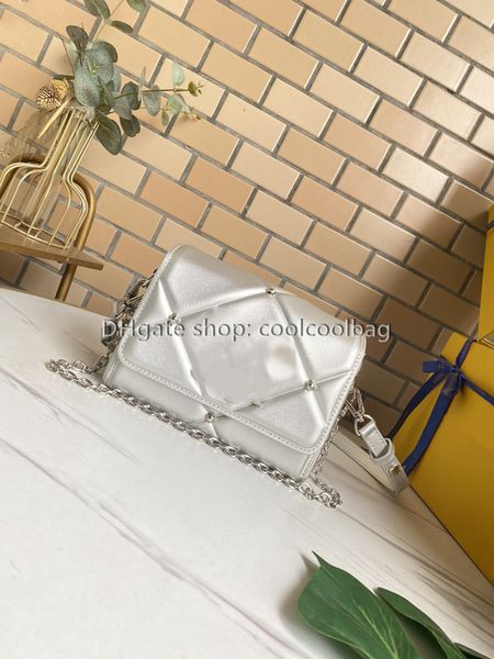 2022 designer leather fashion shoulder bag multifunctional line handbag leisure handbag mini
2022 designer leather fashion shoulder bag multifunctional line handbag leisure handbag mini