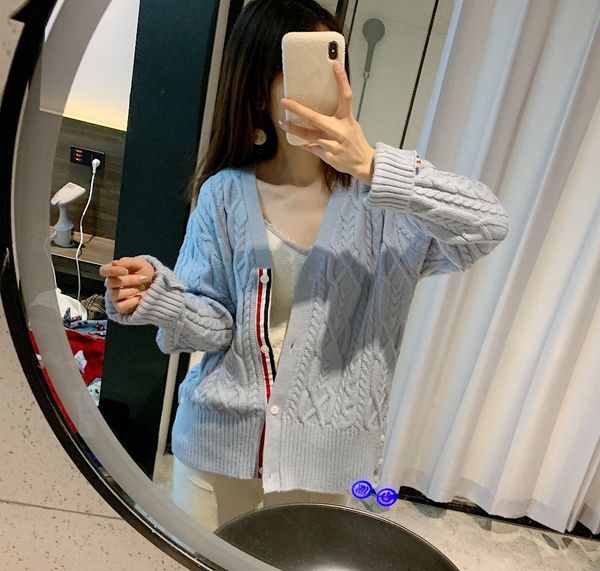 1101 2020 autumn brand same style regular long sleeve kint sweater v neck blue white women clothes fang, White;black
1101 2020 autumn brand same style regular long sleeve kint sweater v neck blue white women clothes fang, White;black