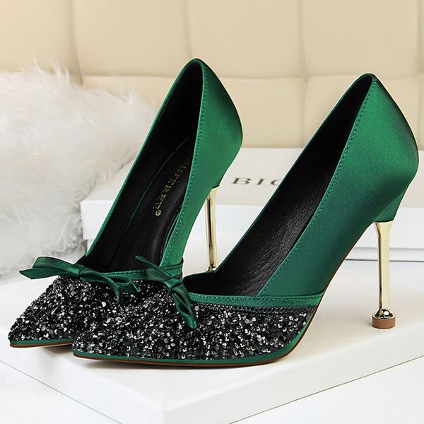 2021 new metal fashion 10cm women's high heels valentine green crystal bombs lady satin stiletto tapones fetish shoes with silk sheen b, Black
2021 new metal fashion 10cm women's high heels valentine green crystal bombs lady satin stiletto tapones fetish shoes with silk sheen b, Black