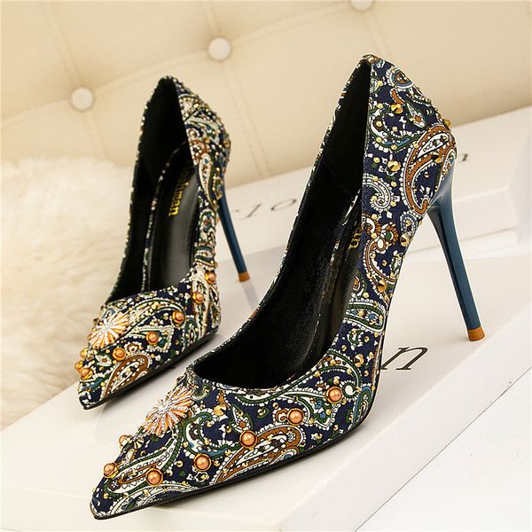 10cm 2020 female high-heeled plus size pumps pointed to the luxury lady crystal shoes party rivets jumps black scarpins blue bombs 76ar
10cm 2020 female high-heeled plus size pumps pointed to the luxury lady crystal shoes party rivets jumps black scarpins blue bombs 76ar